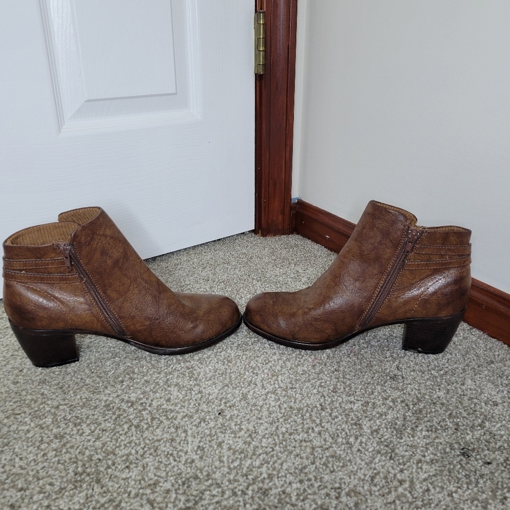 B.O.C Women's Darley Brown Ankle Booties w/ Side Buckle Accent, Size 9 - Picture 4 of 8